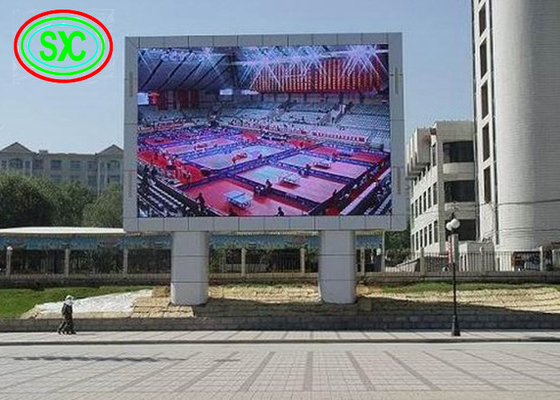 لوحة إعلانات P6 LED خارجية مضادة للأشعة فوق البنفسجية بألوان كاملة مع أعمدة للإعلانات التجارية