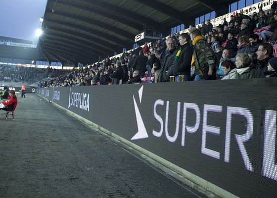 P6.67 المحمولة لوحات محيط الصمام في الهواء الطلق للملاعب الرياضية IP65 للماء