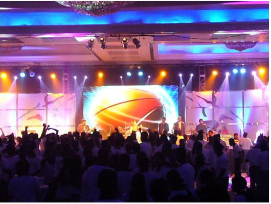 شاشة LED للإيجار داخلية P1.5 شاشة LED عالية الدقة بحجم خزانة الحفلات الموسيقية 640 مم × 640 مم