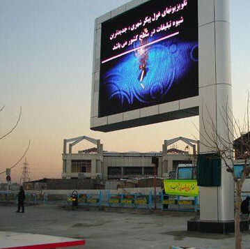 لوحات إعلانية مدعومة في الهواء الطلق COB P2.5 6500 سطوع عالي IP65 Nationstar 1920Hz عرض مدعوم