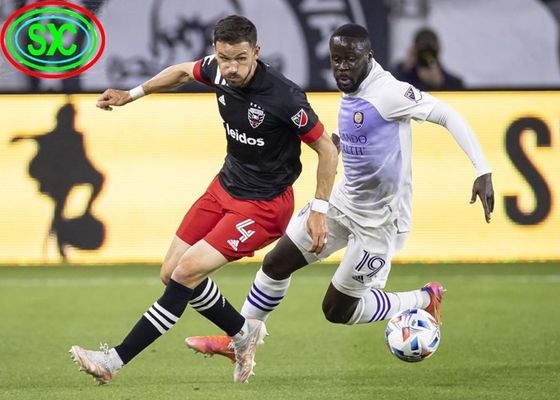 شاشة الملعب 2024 شاشة LED قراءة سريعة لافتات كبيرة خزانة حديد/فولاذ محيط الملعب شاشة LED