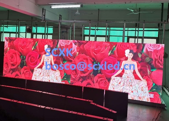 متجر الملابس P2.5 الملصق المرآة الداخلية Full Color LED 192mm X 192mm full color led display