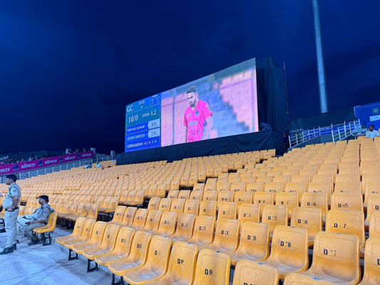 الإعلان P6 شاشة عرض LED 1R1G1B تشكيل بيكسل ،960x960mm خزانة ،6000nit الوضوح