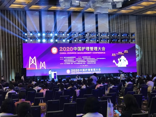 شاشة P4 الداخلية ذات اللون الكامل LED المسبوكة من الألومنيوم ، 2200 CD / Sqm ، حجم 256mm X128mm