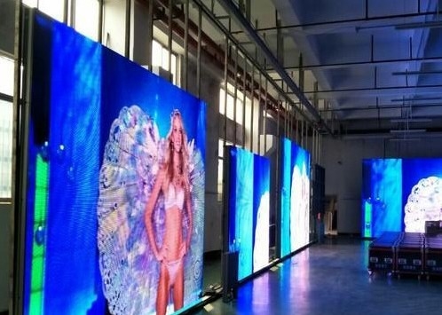 شاشة LED في الهواء الطلق منخفضة الجودة ضخمة مرنة خالية من الفسيفساء P2.5 ، لوحات LED الإعلانية