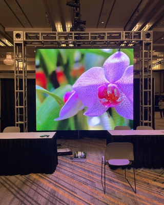 شاشة عرض LED عالية الدقة p2 640x640mm لوحة LED داخلية ذات لون كامل لوحة إعلانية داخلية ذات لون كامل لغرفة الاجتماعات