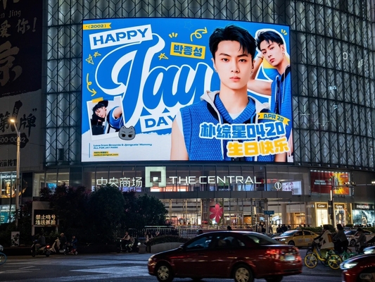 تشغيل شاشة الألومنيوم ذات الصب الصمامي Ultra HD P6.67 Full Color Outdoor LED Display شاشة LED حمراء خضراء زرقاء