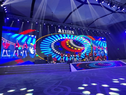 الإعلانات الداخلية RGB شاشة LED معلقة P4 مقاومة للماء ، الترفيه ، الدقة العالية