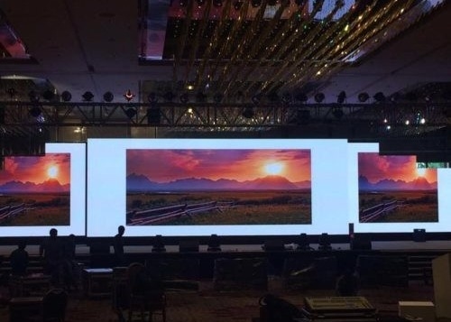 شاشة الألومنيوم المصبوب بالصب الصلب تثبيت ثابت / تأجير غرفة مؤتمرات قابلة للتخصيص Ultra HD P2.5 مساحة صغيرة عرض LED داخلي ملون بالكامل
