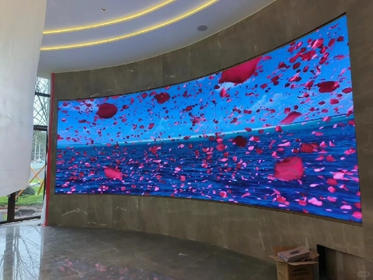 وحدة شاشة استئجار منحنية P3.91 P4.81 عرض LED داخلي ملون بالكامل 500 * 1000 مم غطاء الألومنيوم