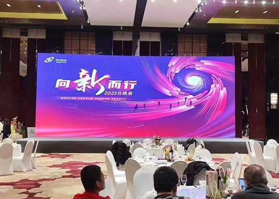 P2 عرض LED ملون داخلي كامل شاشة الألومنيوم المصبوب المقطوعة ، إمدادات الطاقة المتوازنة في الجهد ، كثافة 250،000 / M2