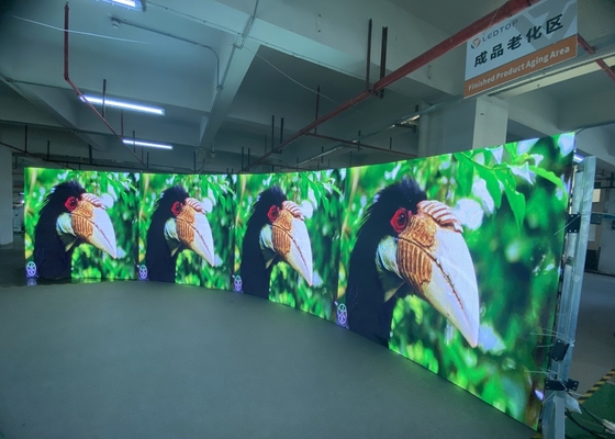 غطاء الألومنيوم المسالك HD وحدة مرنة داخلية P2 وحدة LED مرنة لشاشة الإعلانات