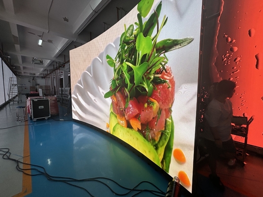 الشاشة المعتادة SMD1515 P2.5 Full Color Indoor Hanging LED Display في خزانة الألومنيوم المصبوب