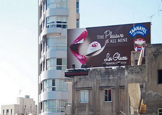 ملون كامل ملعب كرة القدم في الهواء الطلق شاشة LED P10 ضوء عالي HD 960 * 960mm Billboard