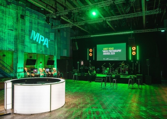 شاشة الألومنيوم المصبوب الميت SMD P4 لا يضرب بالماء لوحة بيانات خارجية ، شاشة LED للطريق
