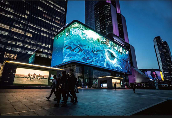 شاشة LED عالية الدقة في الهواء الطلق p10 كاملة الألوان مع أداء مستقر لإشارة البث التلفزيوني 10mm Pixel Pitch 7000 cd/m2 Brightness 16.7 مليون لون IP65/IP54 حماية 800W/m2 أقصى طاقة