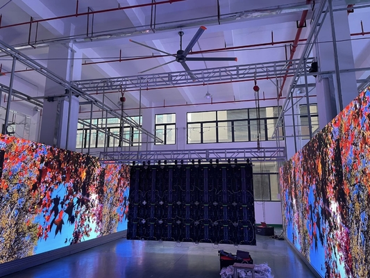 شاشة LED ملونة داخلية P4 HD حائط فيديو منحني 62500 / م2 RGB 3 في 1 24 أشهر تصميم مخصص وتنافسية
