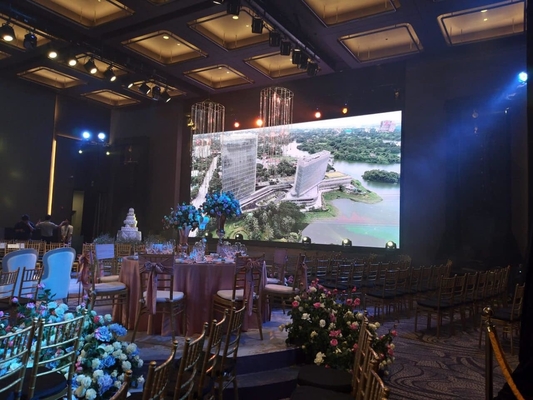 شاشة LED ملونة داخلية P4 HD حائط فيديو منحني 62500 / م2 RGB 3 في 1 24 أشهر تصميم مخصص وتنافسية