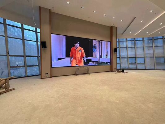 شاشة LED ملونة داخلية P4 HD حائط فيديو منحني 62500 / م2 RGB 3 في 1 24 أشهر تصميم مخصص وتنافسية