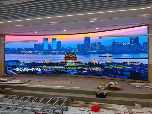 سعر جيد تثبيت منحنى متاح لخزانات 500x500mm و 500x1000mm من شاشة LED ملونة كاملة داخلية الانترنت