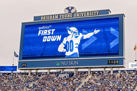 شاشة إعلانات LED خارجية P10 SMD3535 بمسافة 10 مم، مقاومة للماء IP67