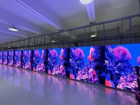 مركز تجاري داخلي خال من الفسيفساء إعلانات ملونة كاملة شاشة LED P5 تم تثبيتها