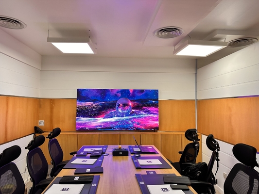مركز تجاري داخلي خال من الفسيفساء إعلانات ملونة كاملة شاشة LED P5 تم تثبيتها