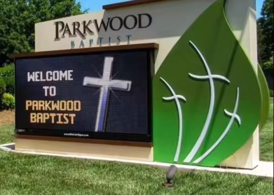 شاشة إعلانات LED خارجية P10 SMD3535 بمسافة 10 مم، مقاومة للماء IP67