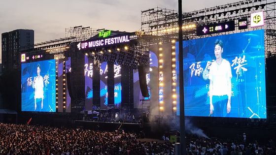 شاشة إعلانات LED خارجية P10 SMD3535 بمسافة 10 مم، مقاومة للماء IP67