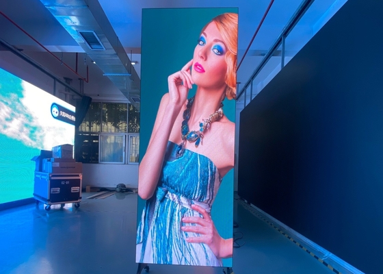 شاشة ملصق شاشة إعلانية مستقيمة شاشة P2.5 ضوء صغير ذكي داخلي 1R1G1B شاشة HD LED