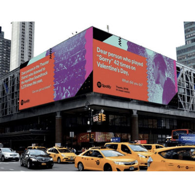 شاشة LED خارجية RGB سهلة الصيانة تتميز بلوحات معيارية تسمح بإصلاحات وترقيات سريعة في الأماكن الخارجية