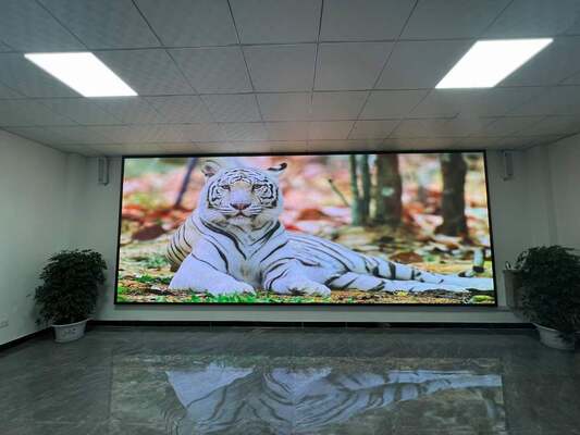شاشة عرض LED داخلية ملونة بالكامل بحجم 576x576 ملم مع درجة بكسل 3 ملم وتكوين 1R1G1B لدقة ألوان ممتازة