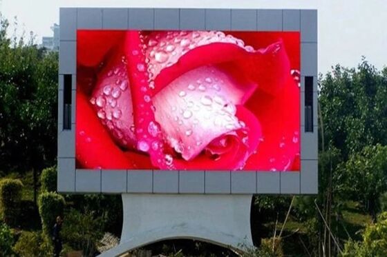 p10 في الخارجعرض LED ملون بالكامل مع معدل تحديث 3840 عالٍ لخزانة لوحة إعلانات في الخارج بحجم 960x960