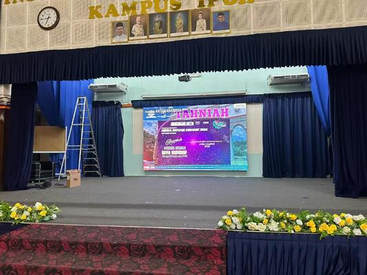 شاشة LED داخلية كاملة الألوان p2.5 مع حجم خزانة صغير وكثافة بكسل عالية لتقديم عروض مرئية داخلية مفصلة