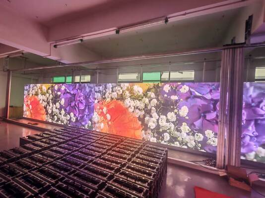 شاشة LED داخلية كاملة الألوان p2.5 مع حجم خزانة صغير وكثافة بكسل عالية لتقديم عروض مرئية داخلية مفصلة