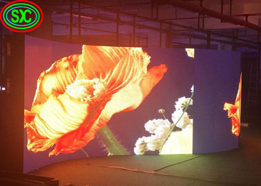 شاشات SMD المنحنية للإعلانات LED 3.91mm Pixel Pitch 25 Wattled شاشة عرض إعلانات تجارية