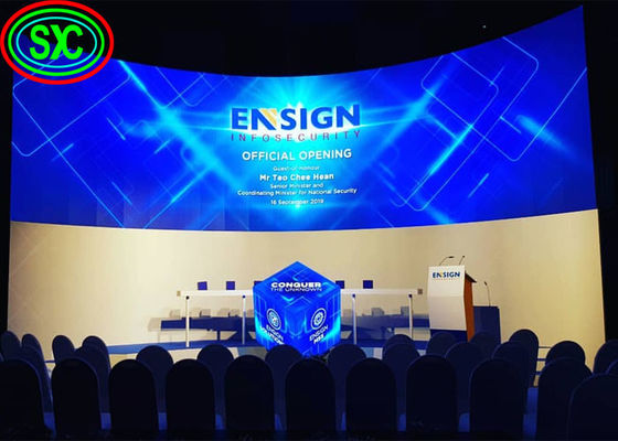 إعلانات داخلية / خارجية شاشة عرض LED منحنية IP34 3.91mm Pixel Pitch شاشة LED منحنية