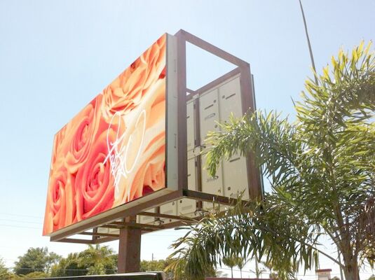 الإعلانات الخارجية LED Billboard Street P10 لوحات عرض LED ملونة كاملة مع عمود