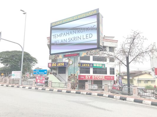 الإعلانات الخارجية LED Billboard Street P10 لوحات عرض LED ملونة كاملة مع عمود
