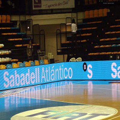 رؤية واضحة جداً للاعلانات المضيئة حول ملعب كرة القدم