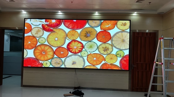 شاشة LED داخلية ملونة كاملة SMD P3 تكنولوجيا 3840 هرتز ارتفاع تحديث 111111 بكسل / م2 و 900cd / م2 بريق توازن الأبيض