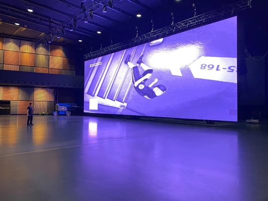 شاشة LED داخلية ملونة كاملة SMD P3 تكنولوجيا 3840 هرتز ارتفاع تحديث 111111 بكسل / م2 و 900cd / م2 بريق توازن الأبيض
