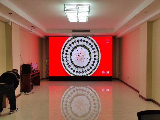 شاشة عرض LED داخلية ملونة بالكامل بحجم 576x576 ملم مع درجة بكسل 3 ملم وتكوين 1R1G1B لدقة ألوان ممتازة