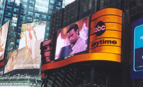 شاشة LED خارجية COB P0.9، صمام ثنائي Nationstar، درجة حماية IP65، مزود طاقة Meanwell بقدرة 800 واط/م²