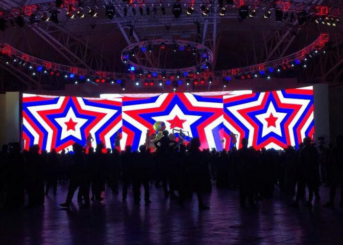شاشة الألومنيوم المنسوجة باللون الكامل P2 LED / 2500nits عرض LED خارجي كبير