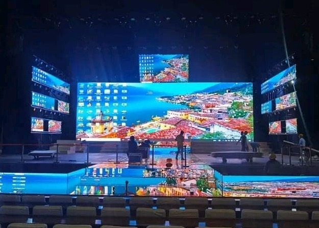 الشاشة الرياضية الملونة الكاملة في الهواء الطلق شاشة LED P10 ملعب كرة القدم IP65 شاشة كبيرة Ultra HD خزانة الحديد