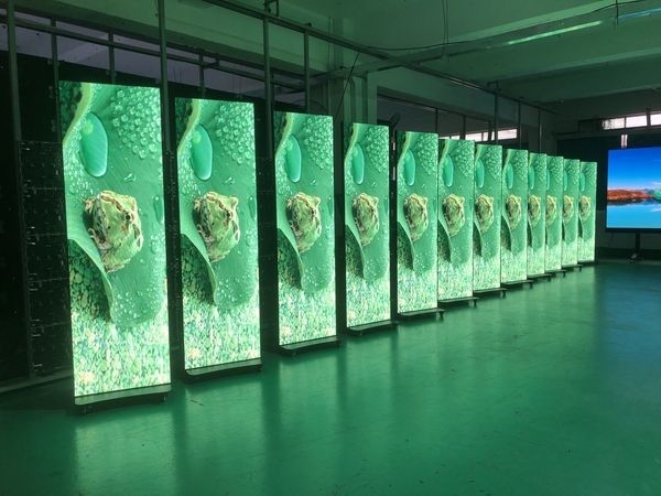 680x2000mm حجم الشاشة عرض ملصق LED مع تكوين لون 1R1G1B وحجم وحدة 320x160mm