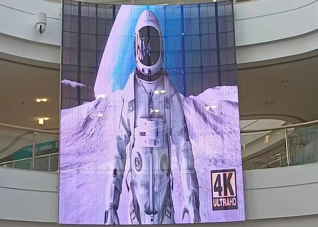 الإعلانات الخارجية الشاشة LED الملونة الكاملة P3.91 الوضوح 6000 نيتس 65410 نقطة / م2