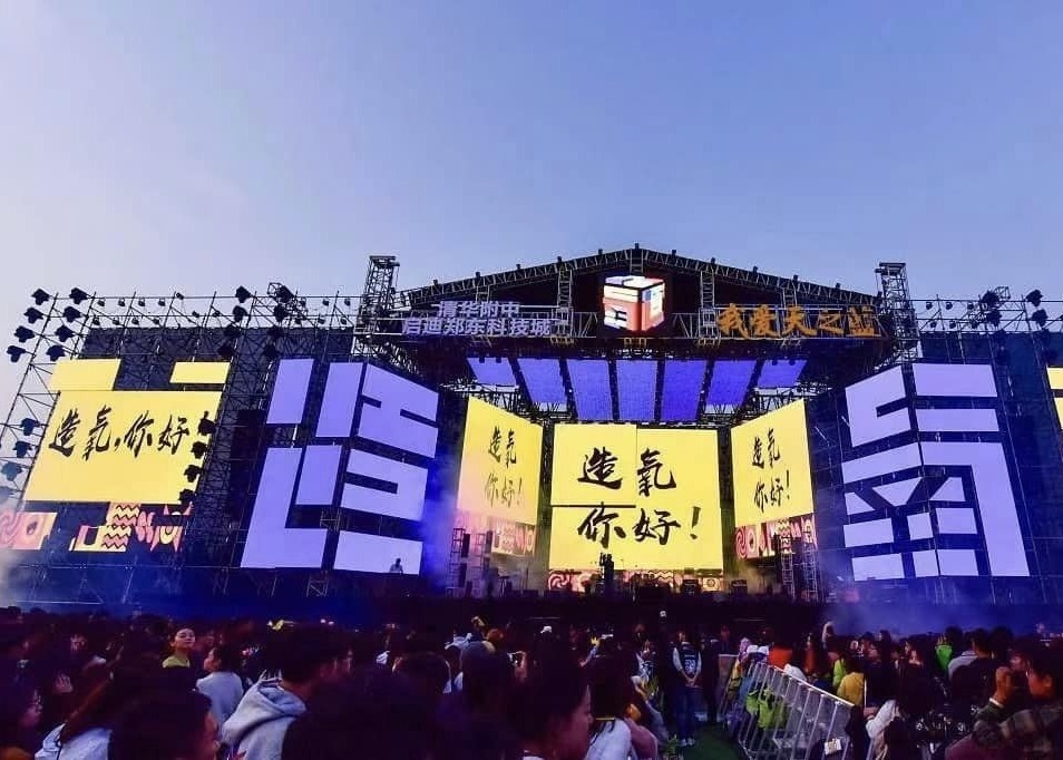 شاشة LED متعددة الألوان للخارج 62500 نقطة / متر مربع SMD1921 ميزات الفيديو