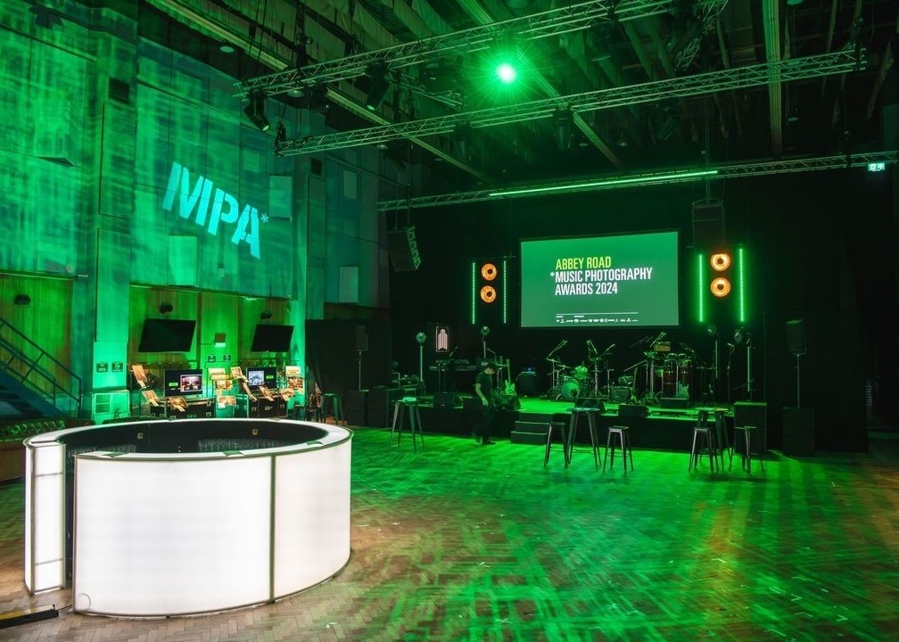 شاشة الألومنيوم المصبوب الميت SMD P4 لا يضرب بالماء لوحة بيانات خارجية ، شاشة LED للطريق